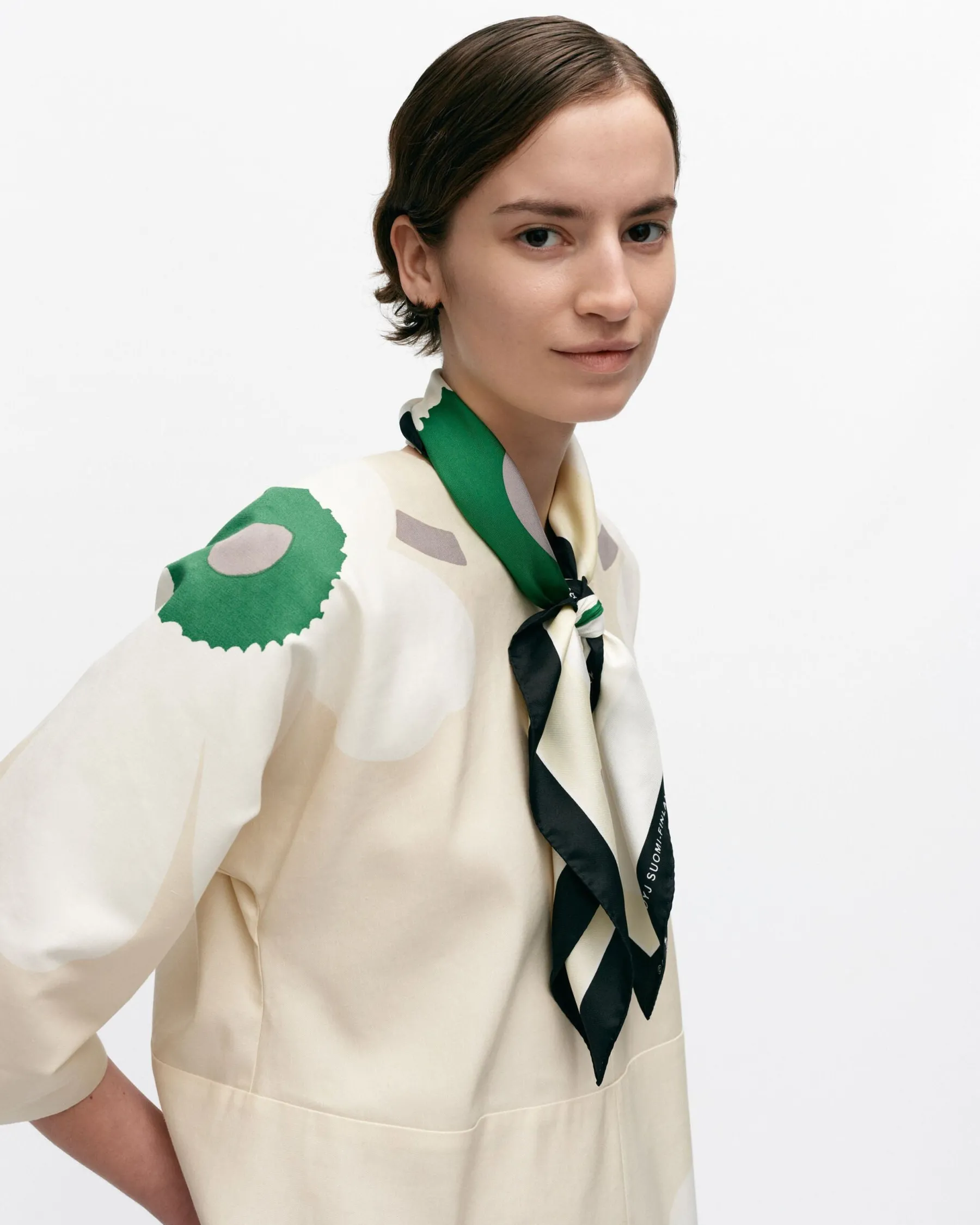 Huivit^Marimekko Lauhtua Heijastus Unikko Silkkihuivi